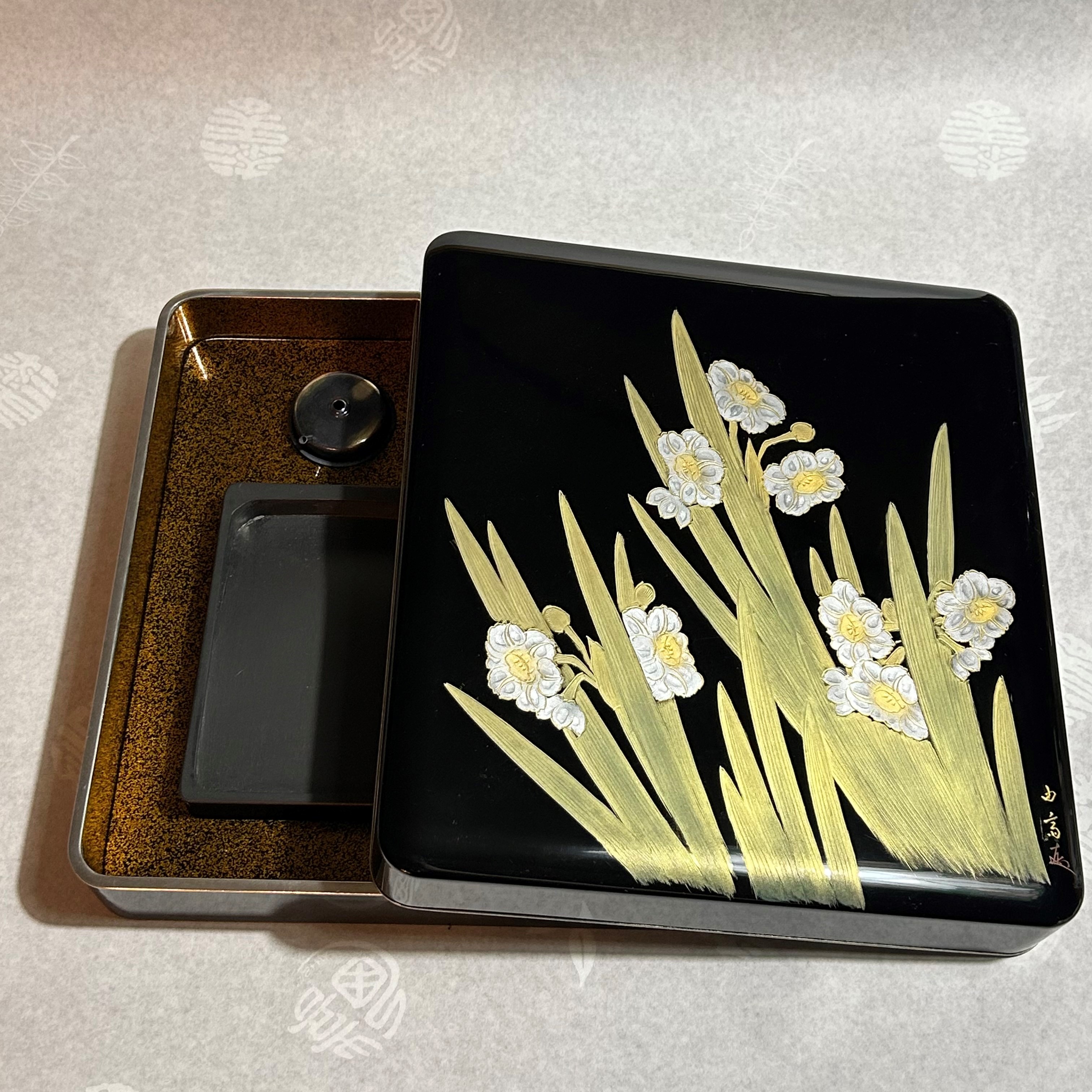 木製水仙  真保由斉沈金 錫ﾌﾁ硯箱漆塗 内梨地硯/水差付