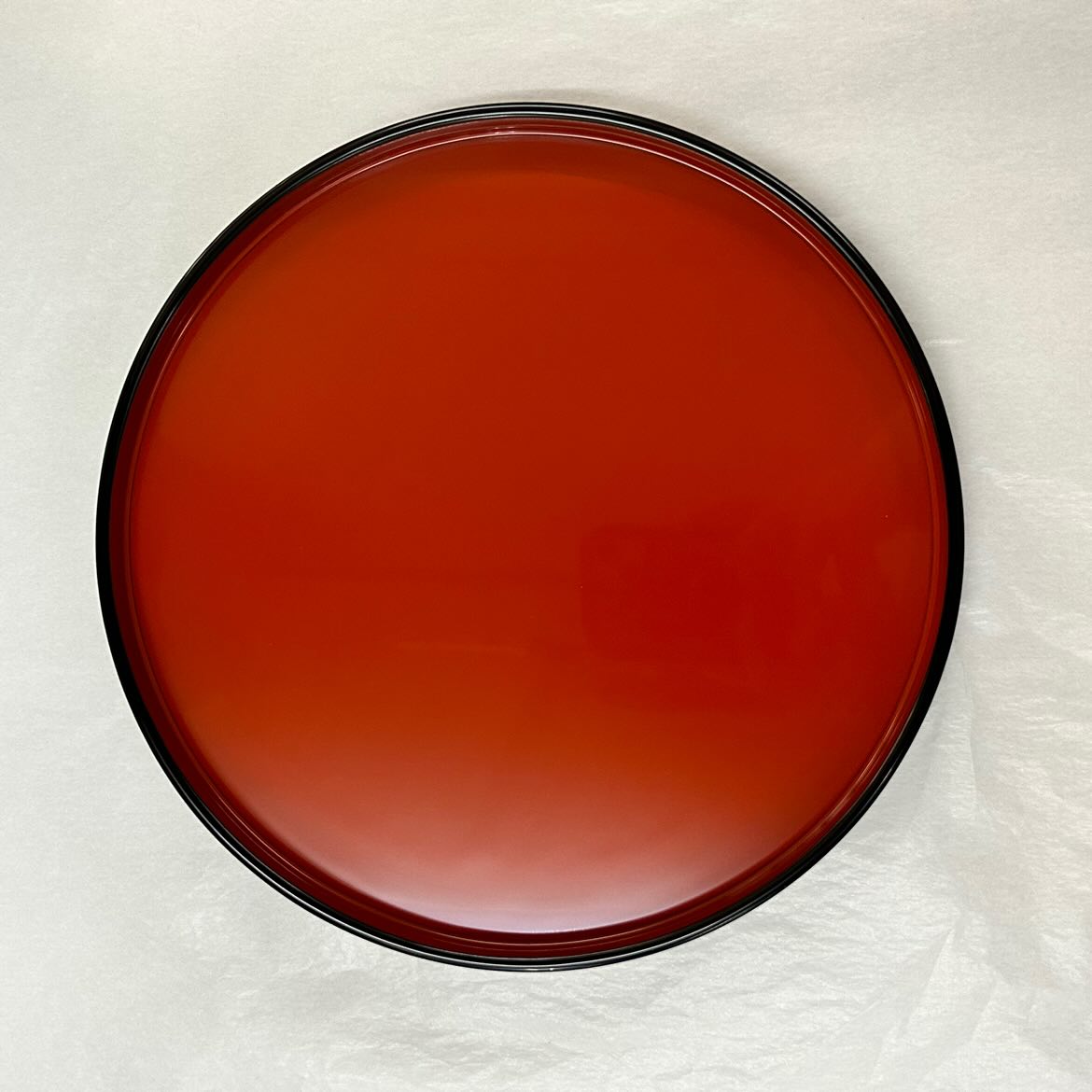 輪島塗８.5寸丸盆黒内朱漆端布